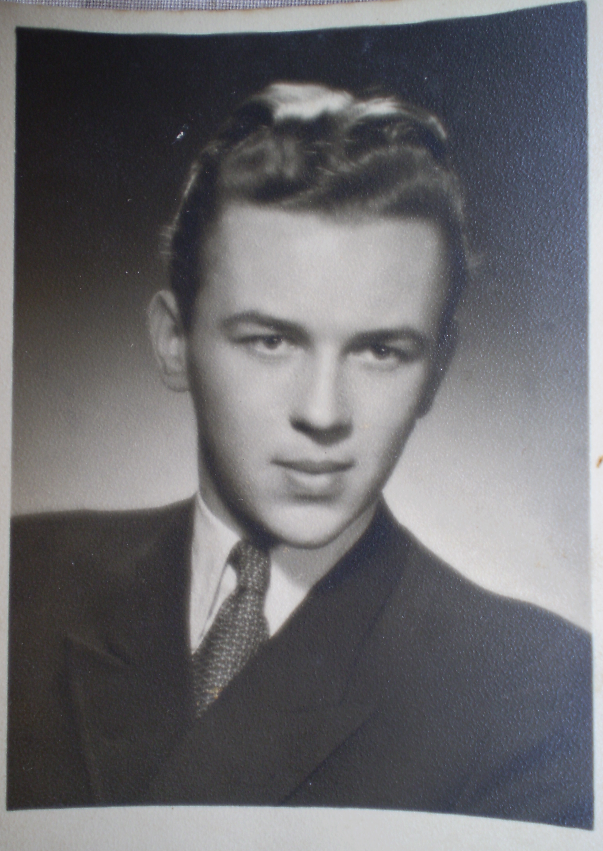 Bratranec-Vladimír Matoušek z Prahy,foto r.1946